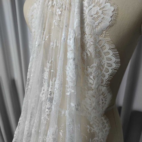 Immagine di Velo da Sposa Etereo in Pizzo con Pettine Nascosto