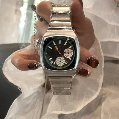 Image de Montre Femme Luxe Carrée - Élégance & Style 2025