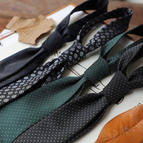 Immagine di Cravatta Verde in Seta da Uomo - Elegante e Artigianale