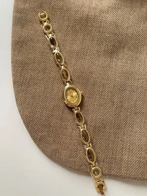 Image de Montre de Luxe en Jade - Élégance Féminine