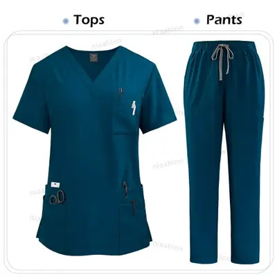 Image de Uniforme Médical Multicolore Femme - Tenue Professionnelle & Confortable