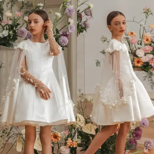 Image de Robe de Demoiselle d'Honneur Courte avec Cape - Blanc Fleurie
