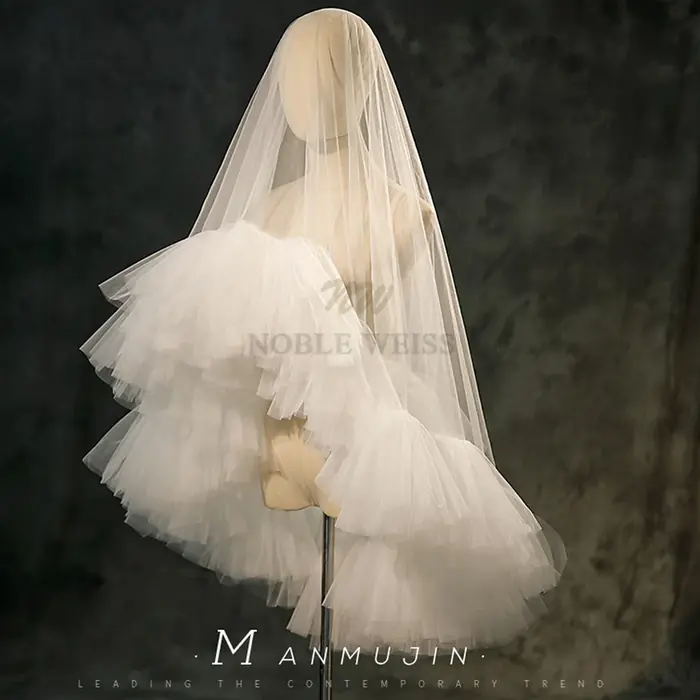 Image de Voile de mariée court en tulle volanté - Accessoire élégant et doux