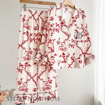 Image de Pyjama Papillon Satin - Confort & Élégance Féminine