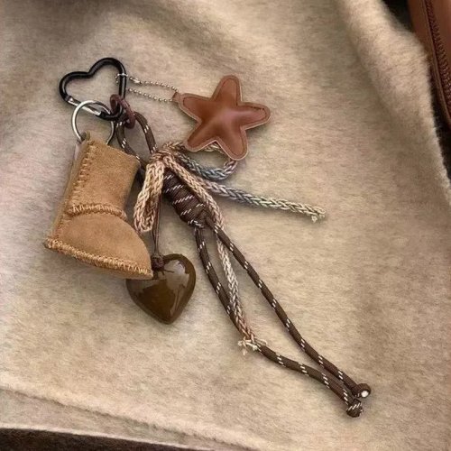 Zdjęcie Urocze śniegowce, zawieszka do telefonu, akcesoria, estetyczne buty, dekoracja torby w kształcie serca, breloczek, prezent.