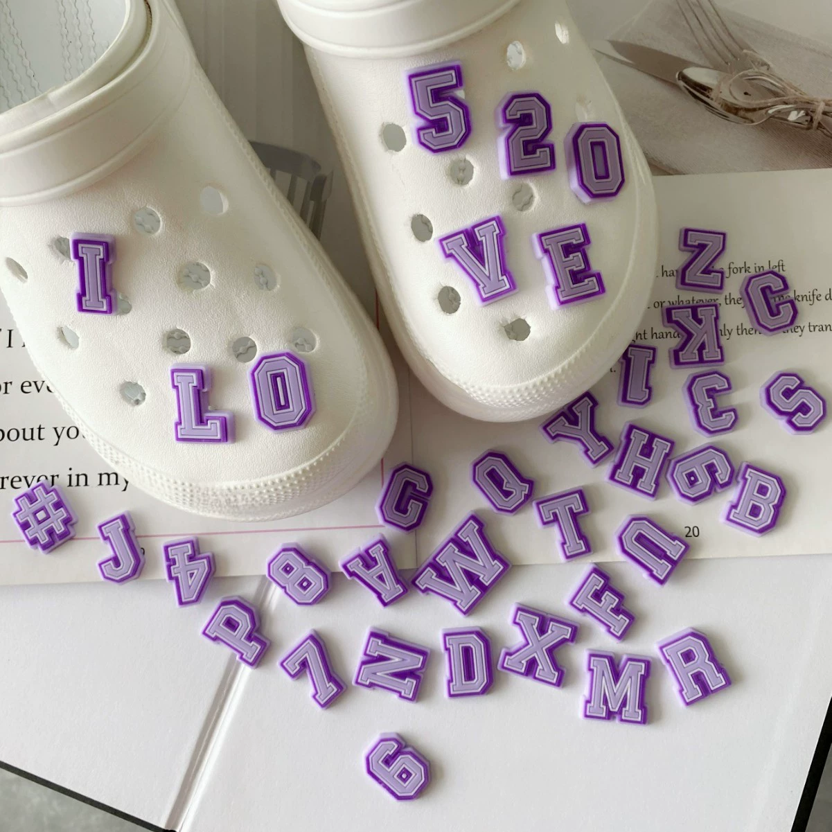 Image de Épingles Lettres Violettes pour Chaussures - Déco Crocs & Sabots