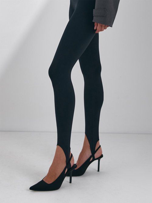 Afbeelding van Naadloze Zwarte Legging met Bandjes – Hoge Taille Yoga Panty met Hip Lift voor een Slankere Figuur