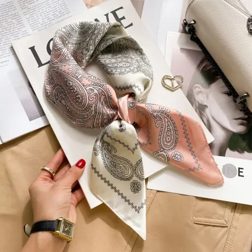Image de Foulard en Soie Carré Luxe pour Femmes