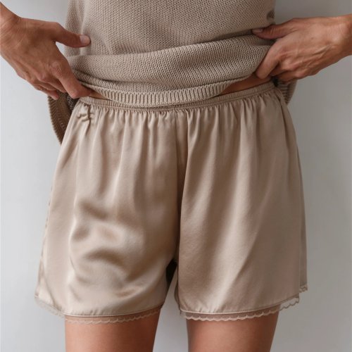 Immagine di Pantaloncini Culotte in Raso con Pizzo - Eleganza e Comfort