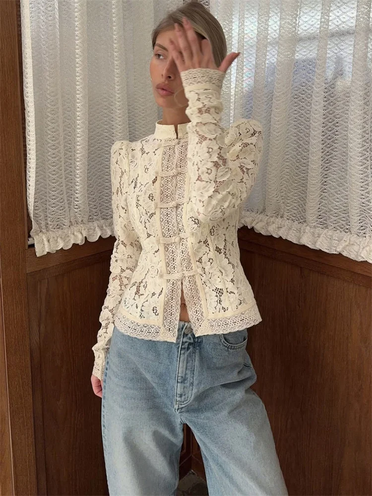 Immagine di Camicetta Donna in Pizzo Bianco Elegante con Collo a V e Dettagli Patchwork Vintage – Camicia Estiva Trasparente Scavata, Moda 2025