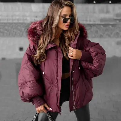Image de Manteau Court Rembourré Femme à Capuche Bordée de Fourrure