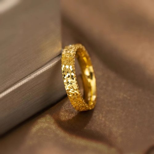 Immagine di Anelli di Ghiaccio Spezzati in Acciaio Inossidabile da 4 mm per Donna – Taglie 5-10, Colore Oro, Ideali come Regalo per Fidanzata o Fede Nuziale