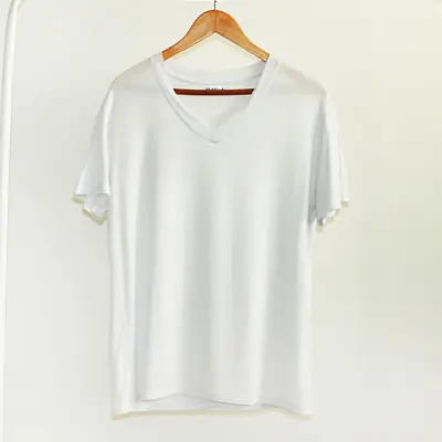 Image de T-Shirt Homme Col V - Confort & Style