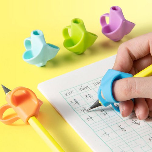 Zdjęcie Ergonomiczny Uchwyt na Ołówek dla Dzieci – Korektor Postawy