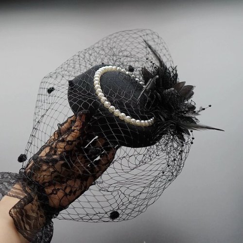 Afbeelding van Elegante Bruidshoed met Veren en Sluier - Hoge Hoed voor Bruiloften en Feestelijke Gelegenheden