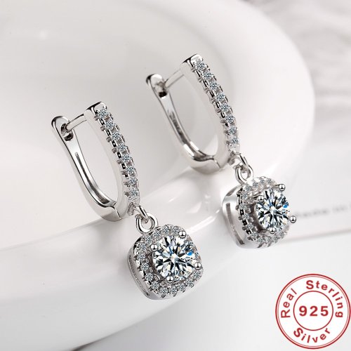 Image de Boucles Huggie Moissanite 2ct - Élégance & Brillance