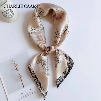 Image de Foulard Carré Luxe Imprimé - Élégance & Polyvalence