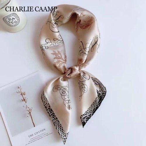 Afbeelding van Elegante Vierkante Zijden Sjaal voor Vrouwen – Luxe Hijab, Haarband en Halsdoek in Satijn, Mode Bandana voor Dagelijks Gebruik