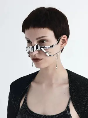 Image de Masque Cyberpunk Argenté - Style Futuriste & Luxueux