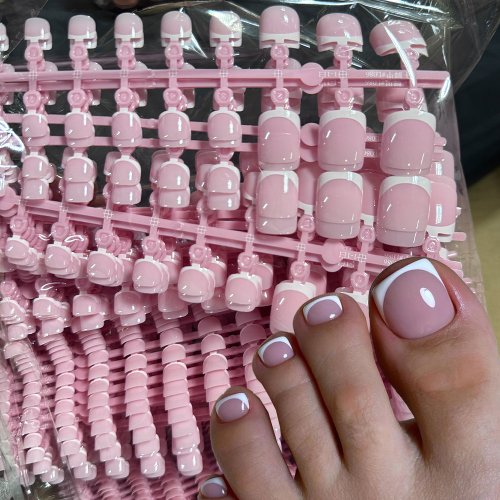 Bild von Künstliche Zehennägel – Rosa Französische Maniküre mit Weißem Rand
