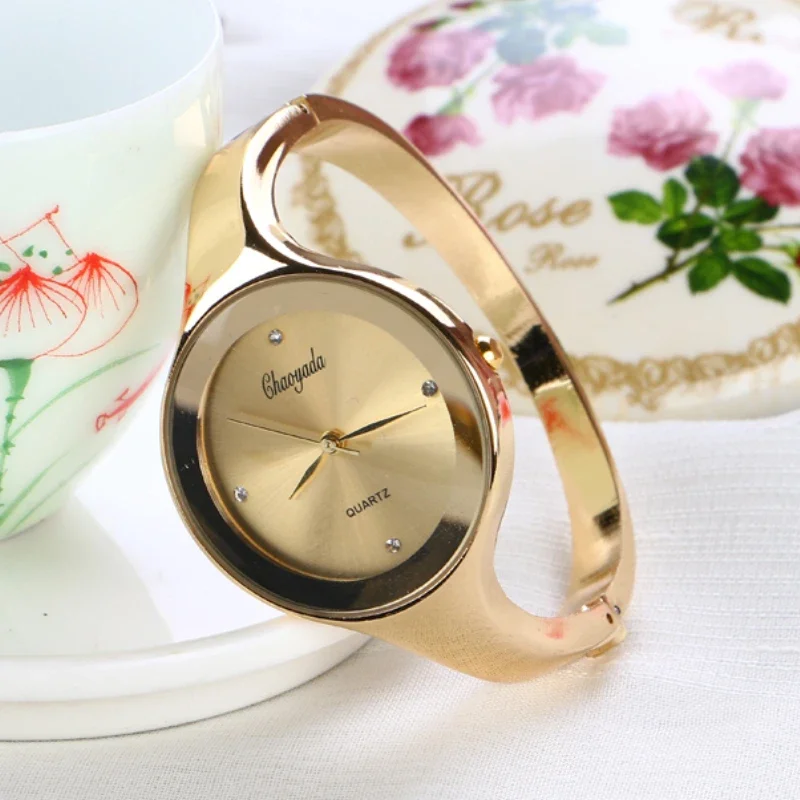 Immagine di Orologio da Donna Minimalista con Cinturino in Acciaio Inossidabile Dorato, Design Rotondo e Elegante per Look Casual e Fashion