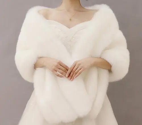 Image de Châle de Mariage en Fausse Fourrure - Élégant & Chaud