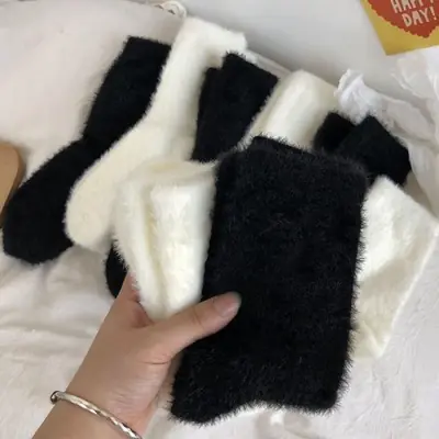 Image de Chaussettes Pelucheuses Colorées pour Femmes