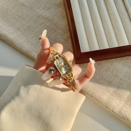 Immagine di Orologio da Donna Elegante con Cinturino in Oro