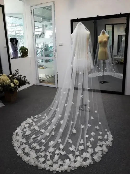 Image de Voile de Mariée Longue avec Fleurs 3D en Dentelle