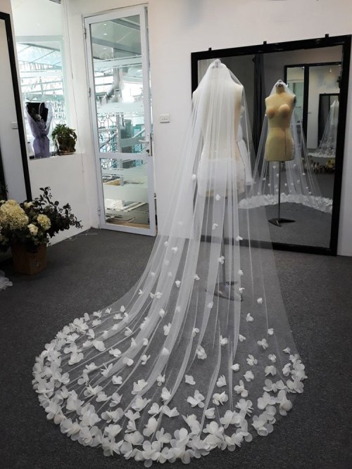 Immagine di Velo da Sposa Lungo con Fiori 3D in Pizzo