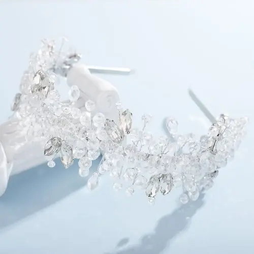 Image de Couronne de Mariée en Strass Rouge Vin - Accessoire Élégant Fait Main