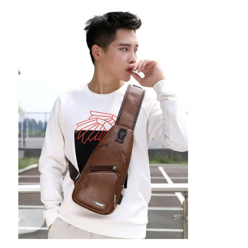 Bild von Auf Lager Herren-Brusttasche mit Kopfhöreranschluss und USB-Schultergurt
