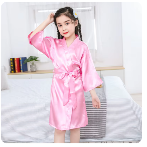 Afbeelding van Roze Satijn Nachtkleding voor Meisjes - Zijden Kindergewaad met Kimono Stijl, Ideaal voor Zomer, Spa, Bruiloft of Feest