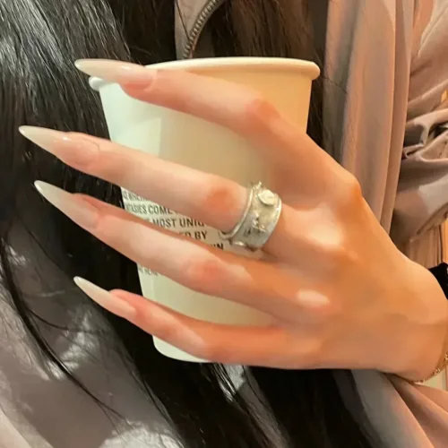 Bild von Lange Stiletto-Nägel mit Farbverlauf – Schwarz-Rot & Strass