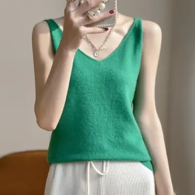 Image de Gilet en Laine Col V - Tendance Y2K Automne-Hiver