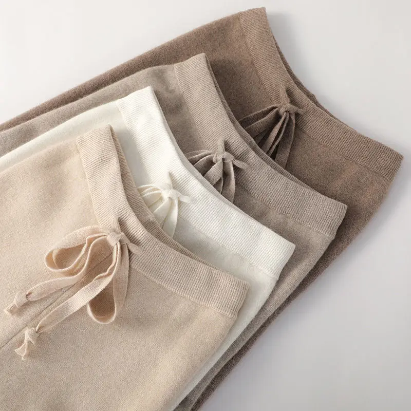 Immagine di Pantaloni in Maglia Morbida a Gamba Larga da Donna – Modello Capispalla Autunno-Inverno, Pantaloni Lunghi Bianchi con Taglio Dritto e Effetto Appeso