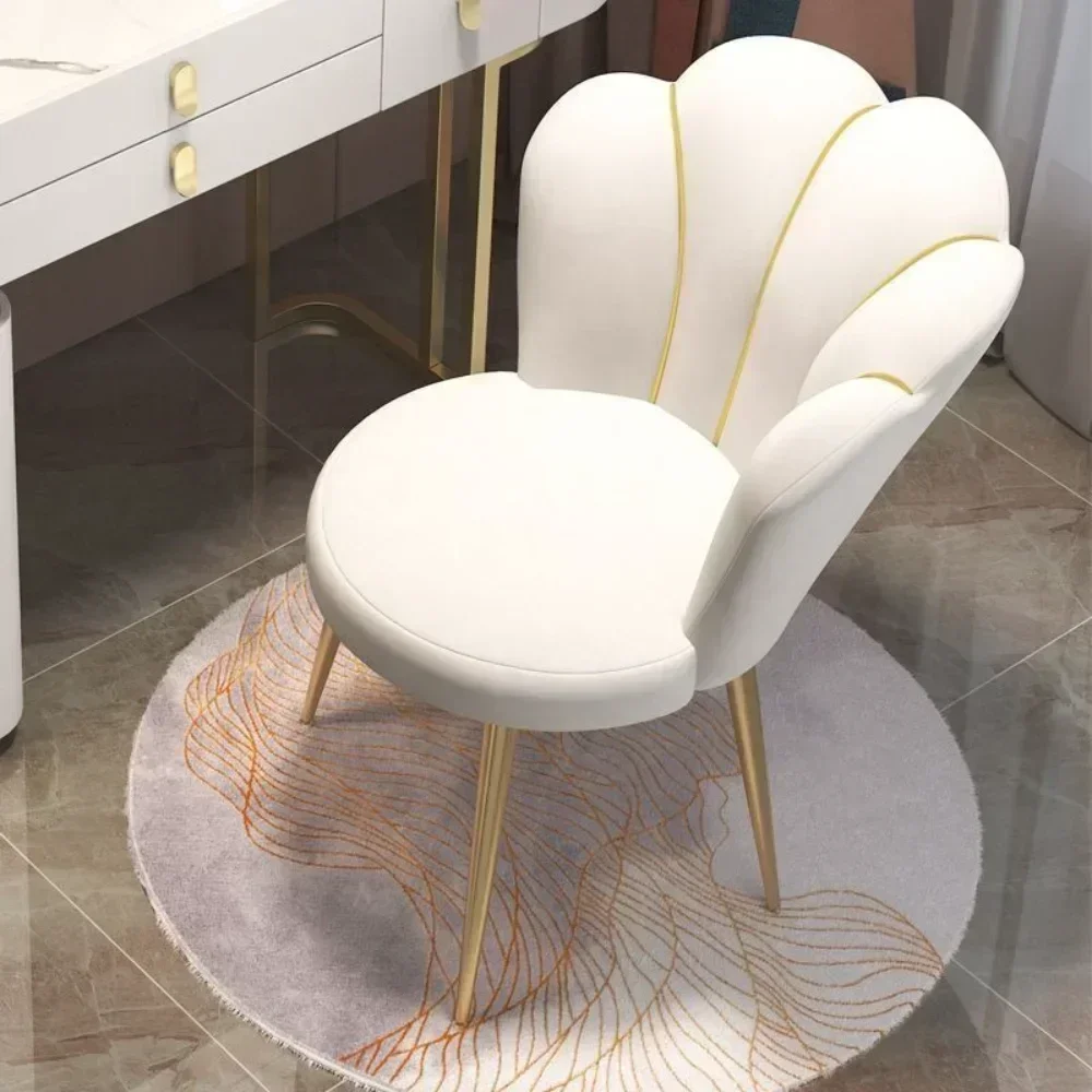 Bild von Skandinavischer Design-Sessel mit Rückenlehne – Moderner Wohnzimmer-Stuhl für stilvolles Zuhause