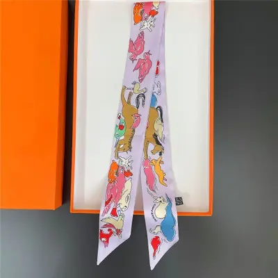 Image de Foulard Soie Luxe - Élégance & Style Féminin