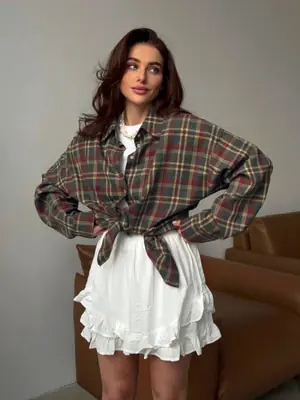 Image de Chemise Femme à Carreaux - Style Streetwear Élégant