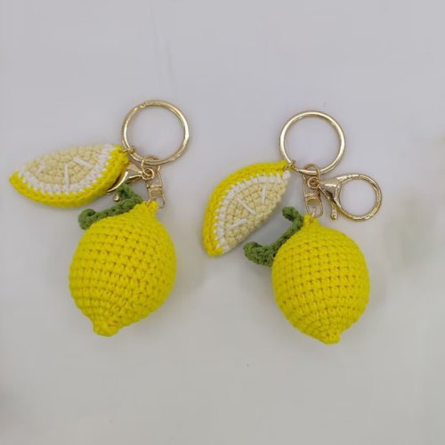 Immagine di Portachiavi all'uncinetto artigianale con frutta creativa: simpatico ciondolo a forma di limone e ananas, accessorio originale per borsa e chiavi