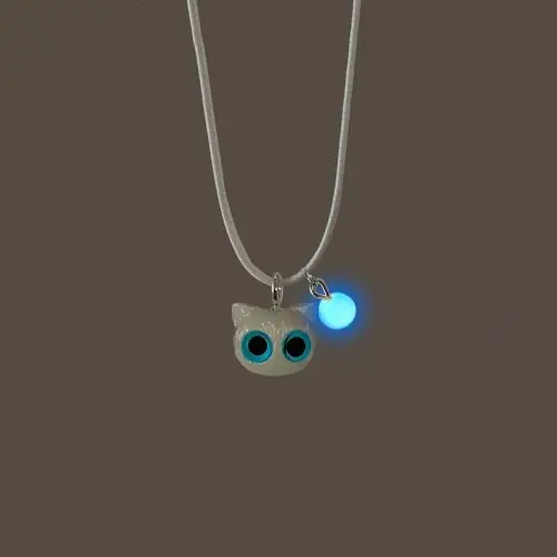Image de Collier Papillon Phosphorescent - Élégance Vintage qui Brille la Nuit