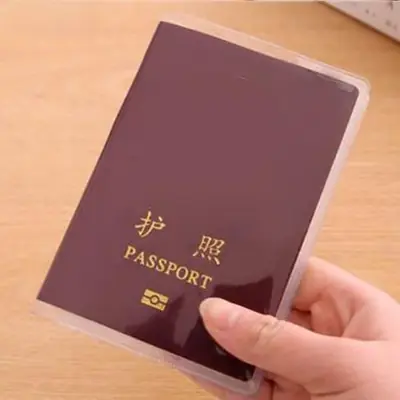 Image de Housse de Protection Passeport Transparente - Étanche & Universelle