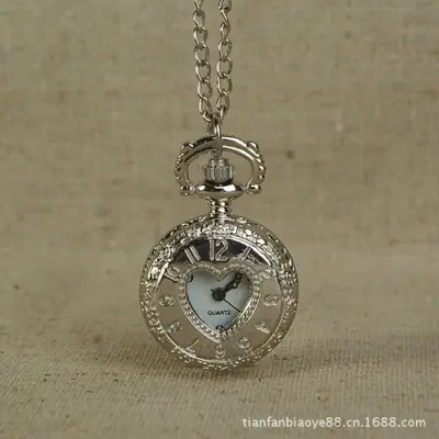 Image de Montre de Poche Cœur Argentée - Cadeau Élégant pour Elle