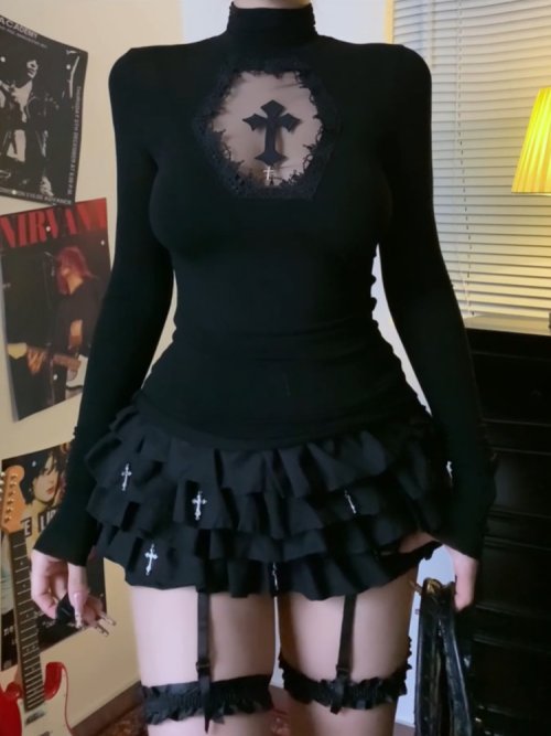 Afbeelding van Zwarte Y2K Gothic Cross Hollow T-Shirt met Afslankende Onderkant voor Vrouwen – Lange Mouw Sexy Top met Trendy Design