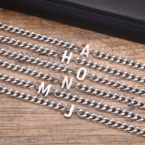 Immagine di Braccialetto in Acciaio Inossidabile con Catena Cubana e Iniziali Personalizzate per Uomo e Donna - Regalo Elegante con Ciondolo a Lettere