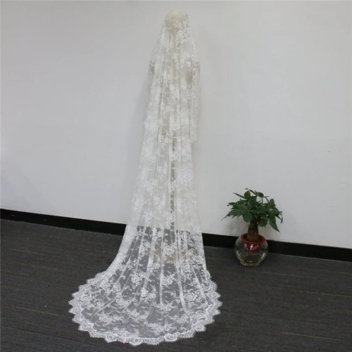 Afbeelding van Elegante Off-White Mantilla Bruiloftssluier met Kant & Bloemen