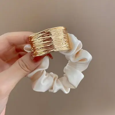 Image de Anneaux de Cheveux en Métal & Satin - Élégance et Confort