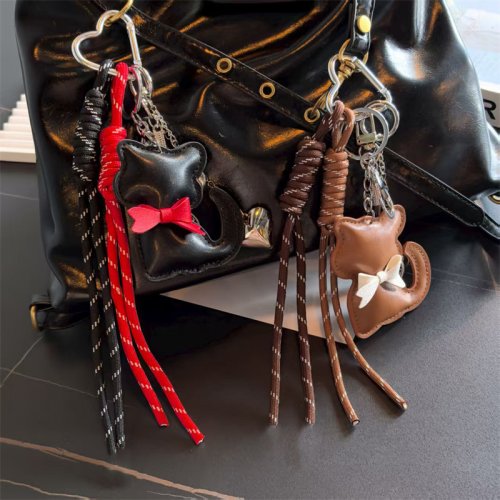 Immagine di Portachiavi in Pelle con Gatto e Cuore d'Amore, Ciondolo per Borsa con Nappa e Racchetta da Badminton, Accessorio Decorativo Elegante per Donne