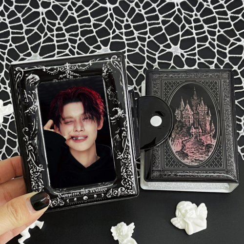 Imagen de Álbum Mini Gótico Negro con Bolsas para Tarjetas Fotográficas 3x3.5 Pulgadas – Ideal para Coleccionistas de Celebridades y Fans de Estilo Oscuro