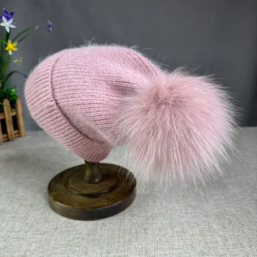 Image de Chapeau d'Hiver en Fourrure de Laine Angora avec Pompon